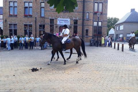 SINT DONATUS OMMEGANG – EEN EERVOLLE TRADITIE © Onbekend